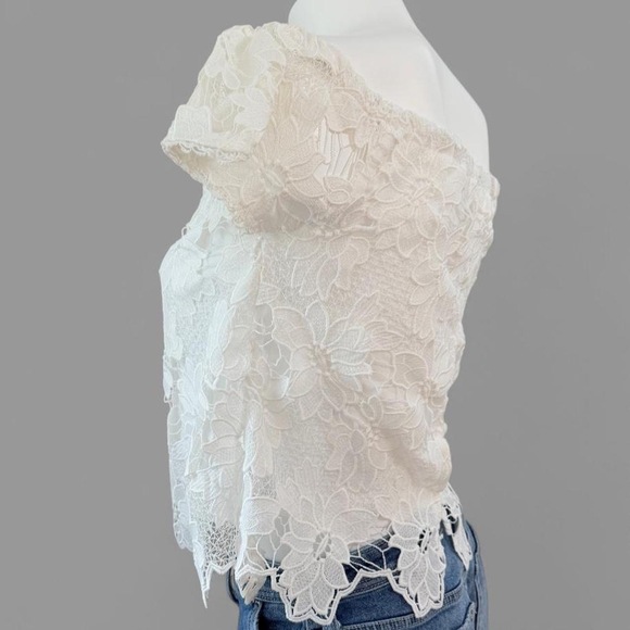 Kendall & kylie white lace top is an off-the-shoulder floral lace blouse Small - Picture 3 of 9